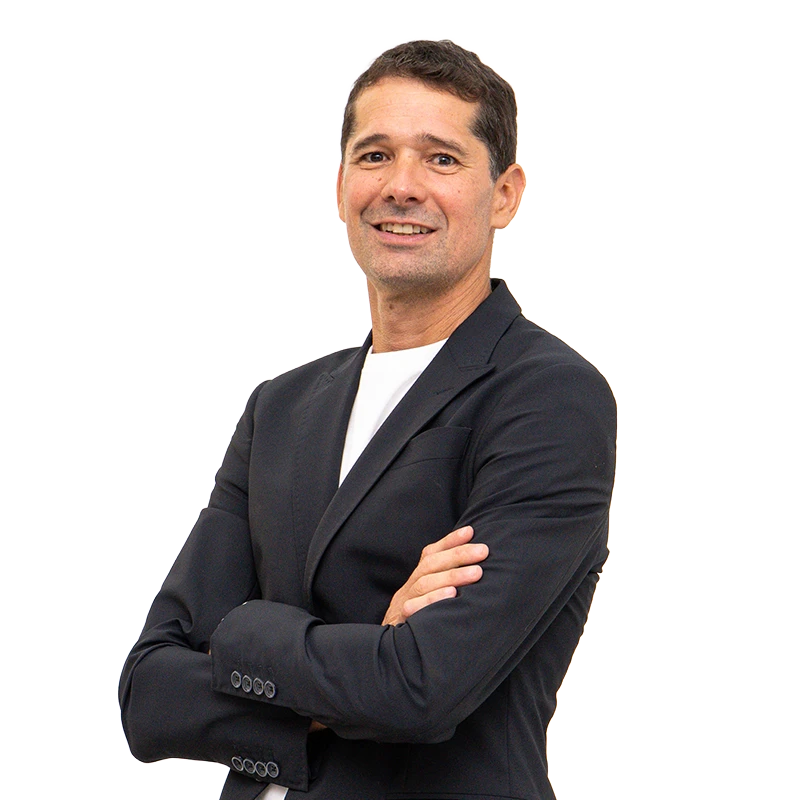 David del Toro, consultor empresarial, con traje negro y brazos cruzados
